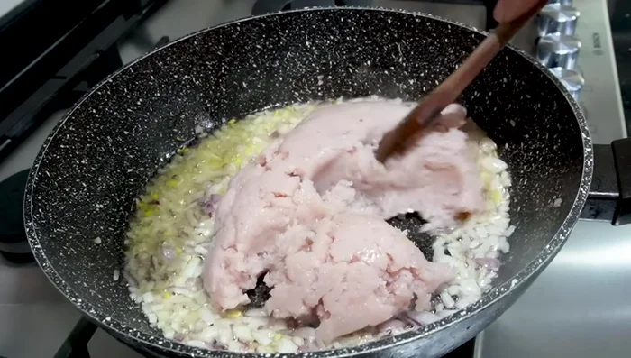 Ajouter le poulet au plat, le faire cuire avec les oignons.