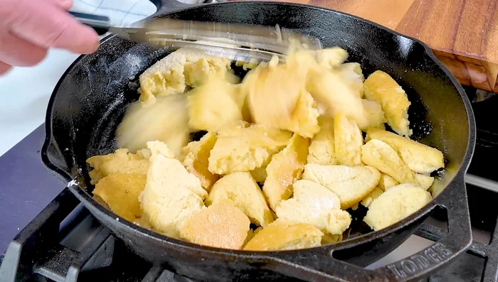 Faire revenir les morceaux dans la poêle à feu moyen avec du sucre jusqu'à ce qu'ils soient dorés et croustillants.