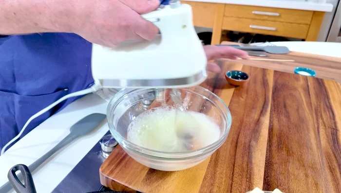 Battre les blancs d'œufs avec du sucre jusqu'à consistance ferme.