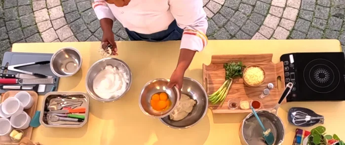 Mélanger délicatement les jaunes d'œufs, la muscade, l'ail, le piment de cayenne, les aromates, le fromage râpé et finalement les blancs d'œufs.