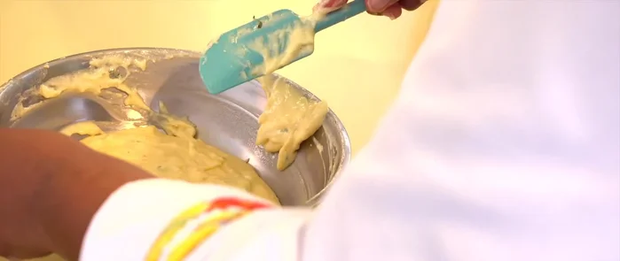 Beurrer les ramkins, en veillant à bien beurrer les bords vers le haut pour faciliter la pousse du soufflé.