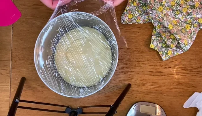 Laisser reposer la pâte pendant 40 minutes (temps de repos plus court qu'avec une farine classique).