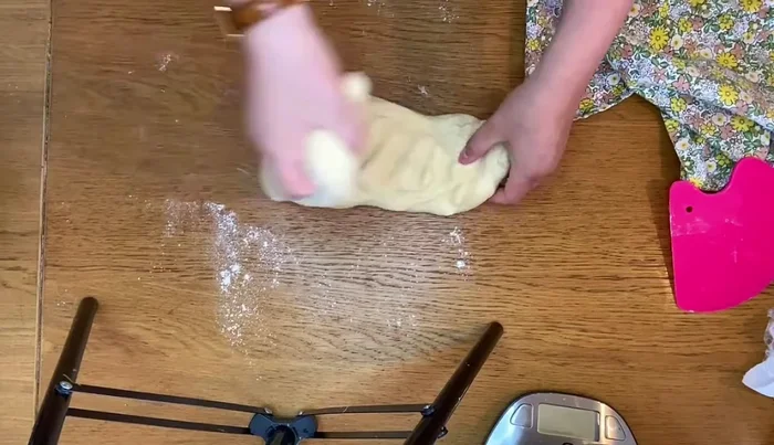 Dégazer la pâte et la fariner légèrement.