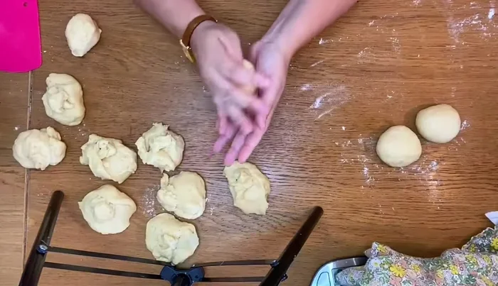 Former des boules de pâte de poids égal pour une brioche plus esthétique.