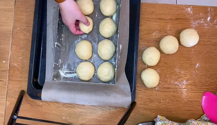 Placer les boules de pâte dans le moule à brioche et laisser lever de nouveau pendant 30 minutes à température ambiante, dans un four tiède ou en allumant seulement la lumière du four.