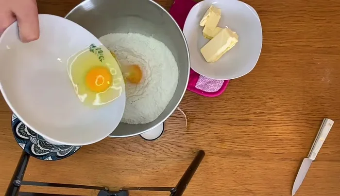 Préparer le cratère dans la farine T00 et y ajouter les œufs. (Ingrédients détaillés dans la description de la vidéo)