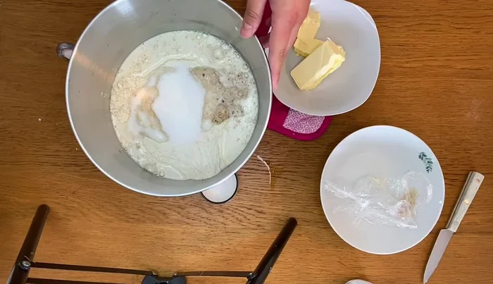 Pétrir la pâte avec le robot pâtissier. Ajouter le beurre à température ambiante et continuer à pétrir (environ 5-6 minutes avec la farine T00).