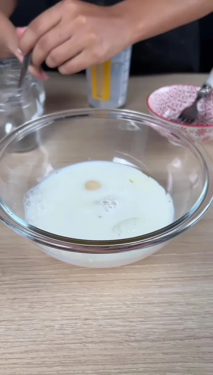 Dans un bol, mélangez les œufs, le lait, le poivre et le sel. (94.24)