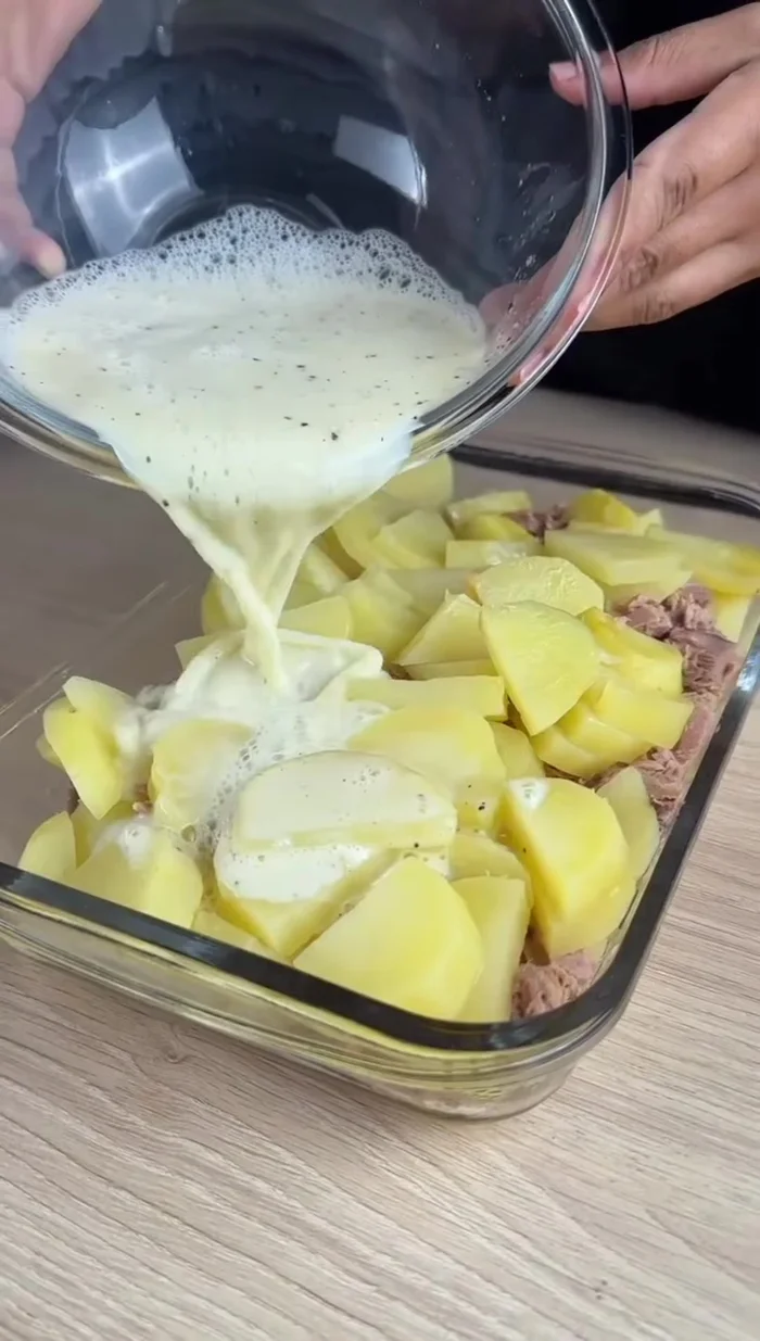 Versez ce mélange sur les pommes de terre.