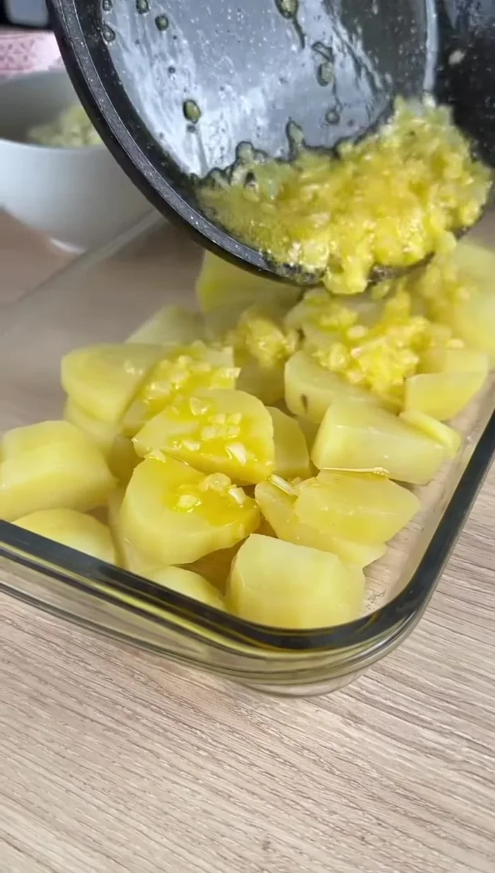 Ajoutez l'oignon sauté sur les pommes de terre, puis étalez le thon préalablement émietté.