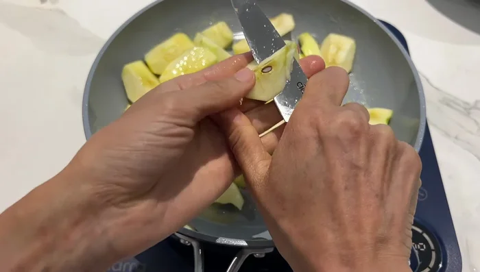 Préparation du dessert : faire caraméliser des pommes dans une poêle antiadhésive avec du beurre et du sucre. Ajouter des bananes en fin de cuisson.