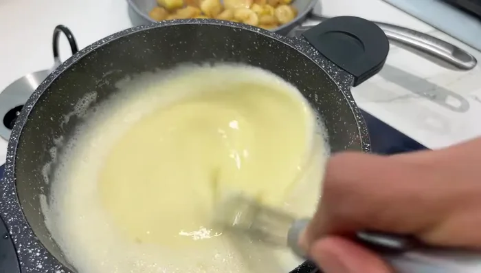 Montage du dessert : répartir les fruits dans des ramequins, ajouter la crème pâtissière et faire cuire au four à 220°.