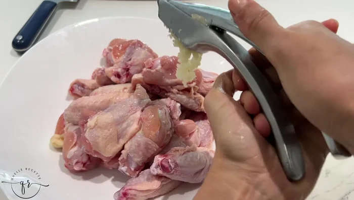 Nettoyer et couper les ailes de poulet en deux.