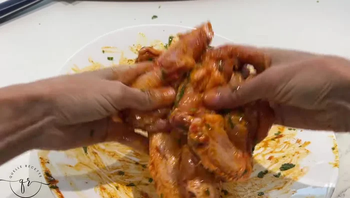 Disposer les ailes de poulet sur une plaque allant au four.