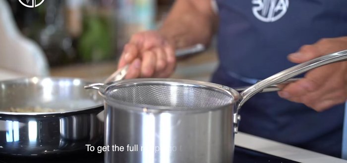 Égouttez les champignons et réservez. Laissez réduire le liquide de cuisson de moitié.