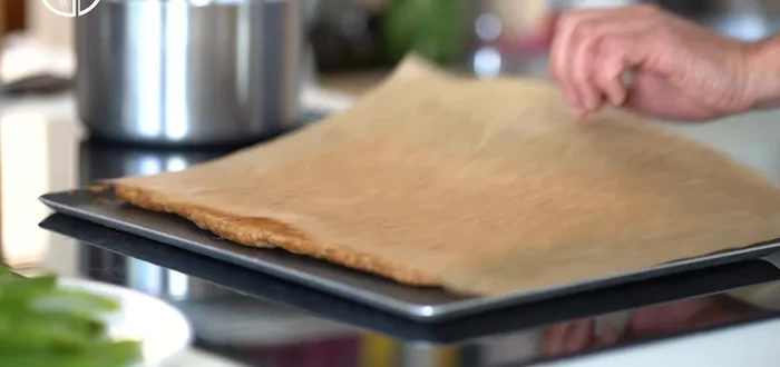 Coupez la pâte feuilletée en carrés, puis en triangles (deux par portion).