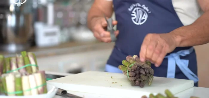 Coupez un tiers des asperges et conservez le reste pour une autre recette. Coupez les asperges restantes en biais et retirez les pointes (pour l'esthétique).