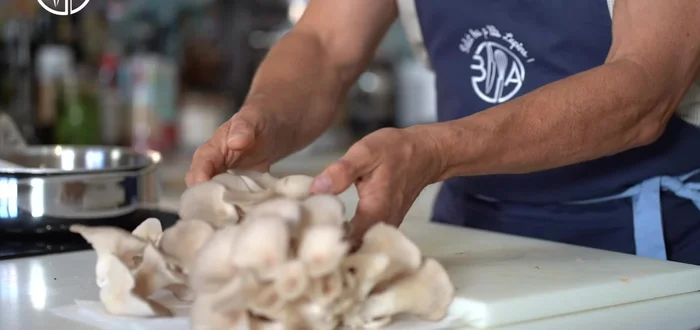 Nettoyez les pleurotes, coupez la base et déchirez les plus gros champignons en deux ou trois.