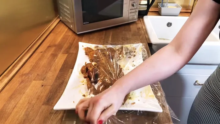 Réfrigérer: Placer le lapin mariné au réfrigérateur pendant au moins 2 heures (232.72).
