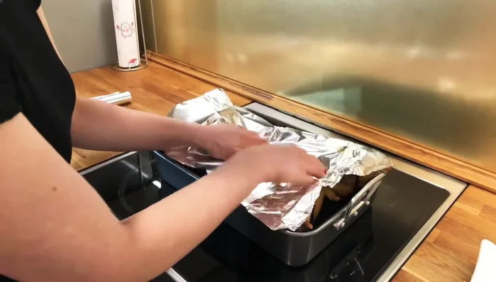 Cuire le lapin: Enfourner le lapin, recouvert de papier aluminium pour conserver l'humidité (288.56), pendant environ 2 heures (299.44).