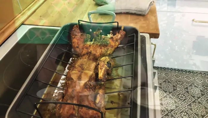 Servir: Sortir le lapin du four et le laisser reposer quelques minutes avant de le découper et de le servir (318.72).