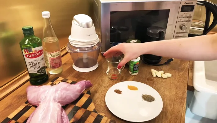 Préparer la marinade: Mélanger l'huile d'olive, l'eau de rose, le safran (faire infuser préalablement dans de l'eau froide - 104.64), la cannelle, le curcuma, le sel, le poivre, la cardamome noire pilée, le romarin haché, l'origan haché et l'ail haché grossièrement.