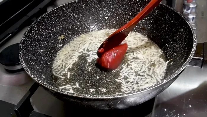 Pour la sauce tomate : faire revenir l'ail dans une poêle chaude. Ajouter les tomates (en conserve ou fraîches), le thym/myrrhe, le poivre noir, le sel et un peu de poivre rouge. Bien mélanger. Ajouter un peu d’eau chaude et laisser mijoter pendant au moins 5 minutes.