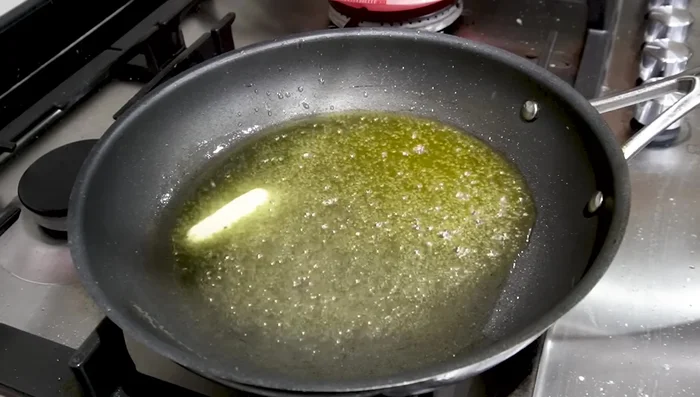 Pour la sauce blanche : faire fondre le beurre dans une poêle. Ajouter le thon et le faire dorer de chaque côté.