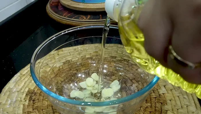 Presser le demi-jus de citron. Ajouter de l'huile, du persil, du poivre, du cumin et du sel au thon (attention à ne pas trop saler). Mélanger bien.