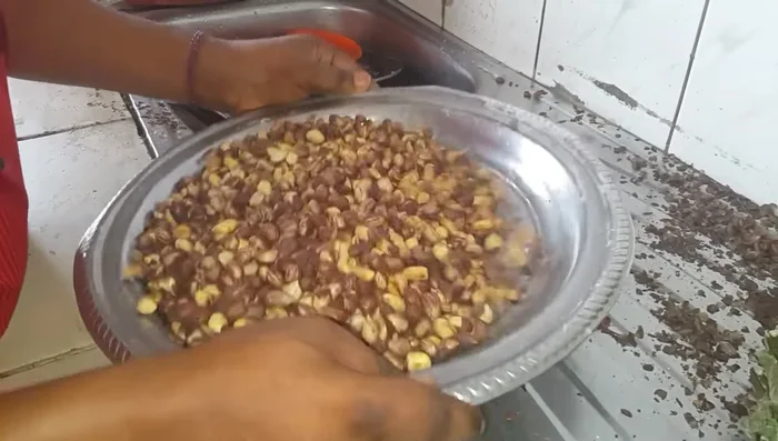 Sélectionner les arachides grillées pour enlever le sable et les peaux.