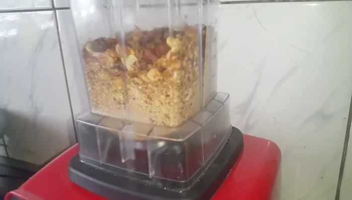 Mixer les arachides grillées et les crevettes.