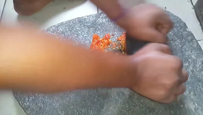 Écraser les piments (ou utiliser du piment en poudre).