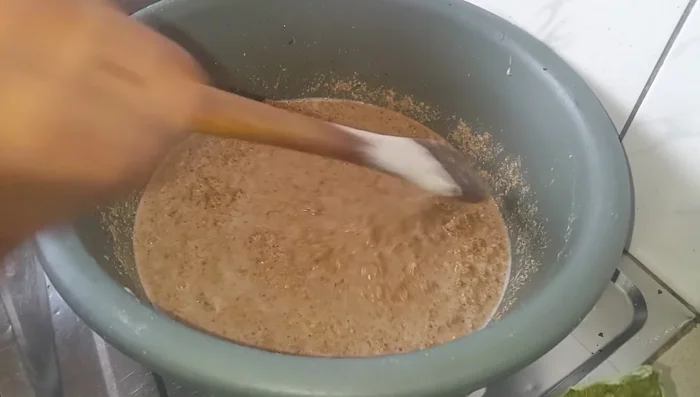 Bien mélanger les arachides écrasées, les crevettes, les piments et le sel.