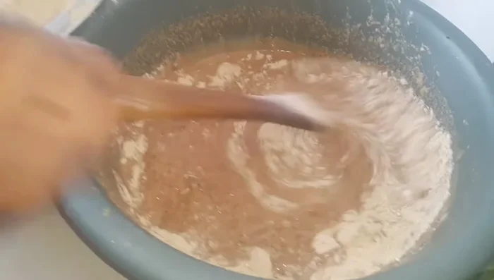 Incorporer la farine de maïs grillée au mélange et bien mélanger pour éviter les grumeaux.