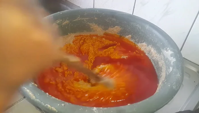 Ajouter de l'eau et de l'huile pour obtenir une pâte liquide.