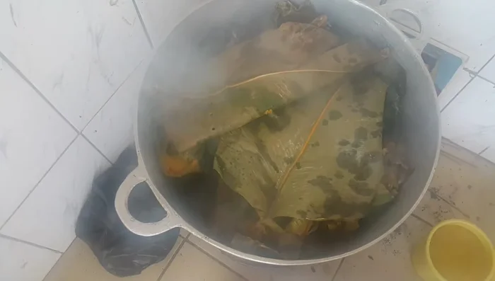 Laisser cuire à feu vif, en vérifiant régulièrement et en ajoutant de l'eau au bord pour éviter que l'eau n'entre à l'intérieur.