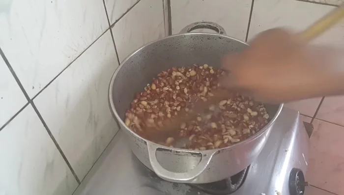 Griller les arachides jusqu'à ce que leur couleur change. Laisser refroidir.