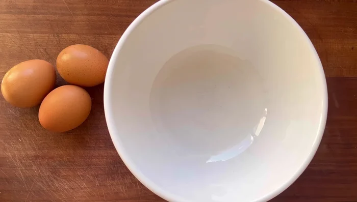 Cassez trois œufs dans un grand bol.