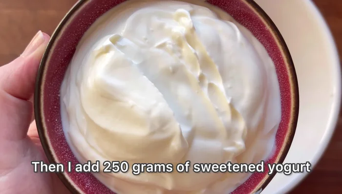 Ajoutez 250g de yaourt sucré (bien égoutté si possible, ou un yaourt grec épais).