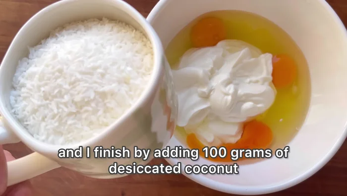 Incorporez 100g de noix de coco râpée déshydratée. Vous pouvez remplacer la noix de coco par des amandes, noisettes ou cacahuètes en poudre.