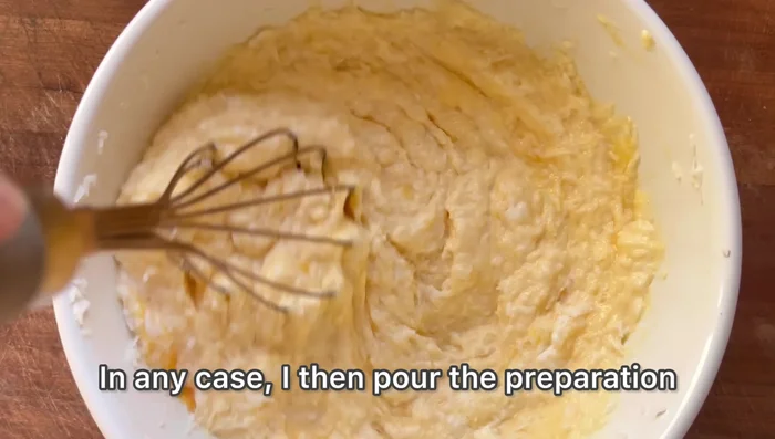 Versez la préparation dans un moule à gâteau de 18 à 20cm de diamètre chemisé de papier cuisson.