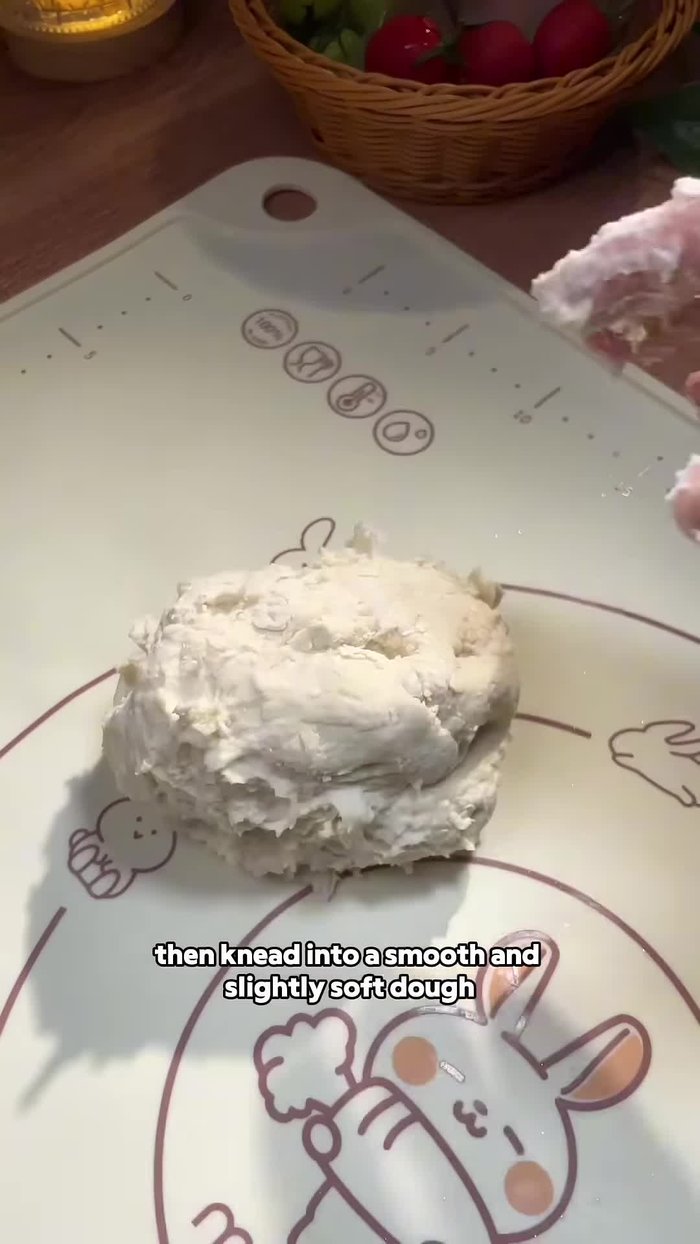 Roulez la pâte en une longue bande, coupez-la en six portions égales et formez des petites boules.