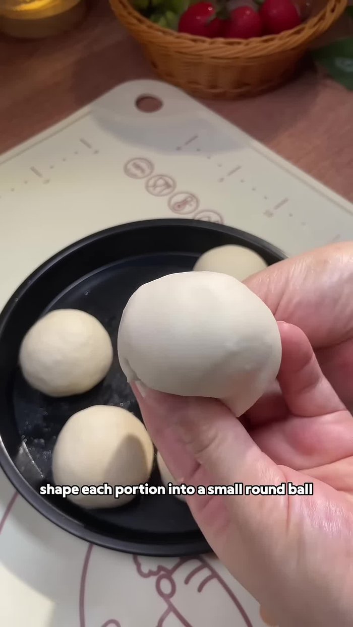 Vaporisez les boules de pâte avec de l'huile et laissez reposer 30 minutes.