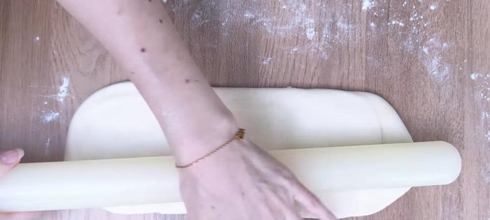 Deuxième tour : Tourner la pâte d'un quart de tour. Étaler en rectangle, rabattre 1/3 vers le centre, puis le 1/3 du haut par-dessus. Réfrigérer 1 heure.