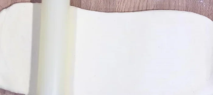 Dernier étalage : Étaler la pâte en un rectangle de 5mm d'épaisseur. Marquer des traits tous les 10cm pour couper des triangles.