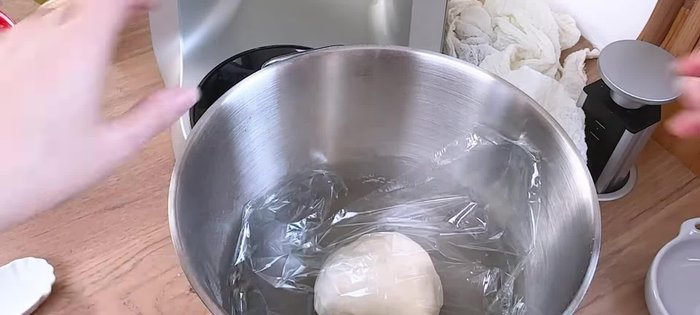 Laisser pousser la pâte 1 heure à température ambiante (endroit chaud).