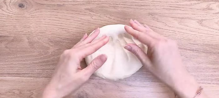 Dégazer la pâte : Placer sur le plan de travail, écraser et reformer une boule. Placer au réfrigérateur pendant 2 heures.