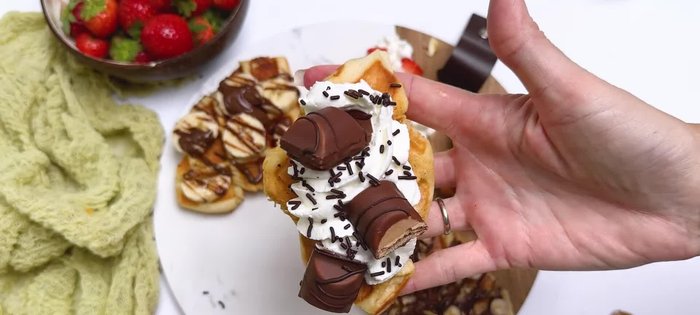 Préparer la pâte à croissant : Mélanger la levure, la farine, le sucre, le sel, l'eau et le lait. Pétrir avec le crochet du robot sur puissance moyenne jusqu'à ce que la pâte se décolle des parois de la cuve.