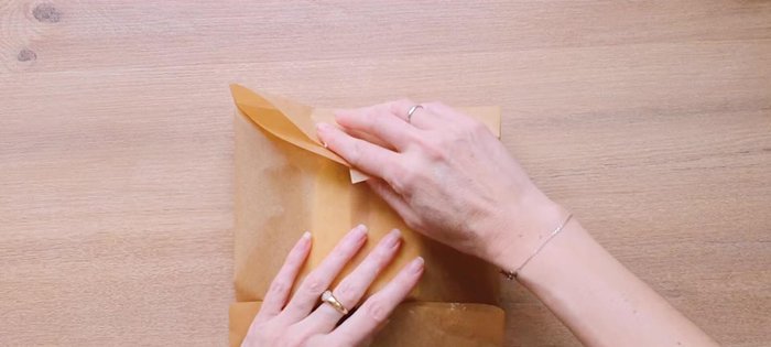 Préparer le beurre : Disposer le beurre dans du papier cuisson, former un carré de 15x15cm. Assouplir le beurre avec un rouleau à pâtisserie.