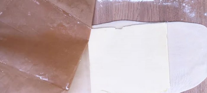 Étaler la pâte, placer le beurre au centre, rabattre le haut et le bas par-dessus. Ré-étaler en rectangle. Faire un premier tour simple (rabattre 1/3 du bas vers le centre, puis le 1/3 du haut par-dessus). Réfrigérer 1 heure.